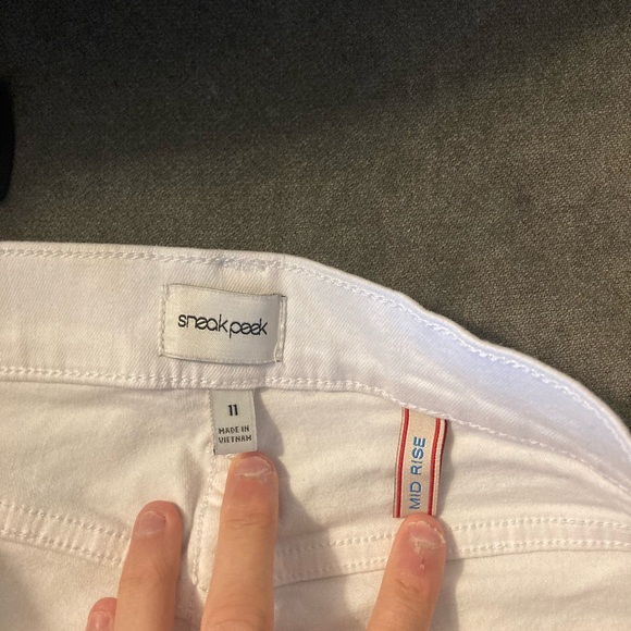 Sneak Peek NWOT White Ripped Mid Rise Jeans - Picture 4 of 6